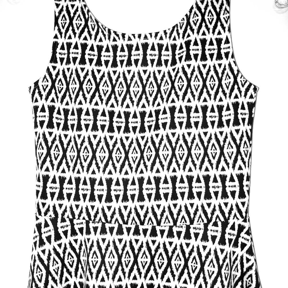 Pattern black and white dress